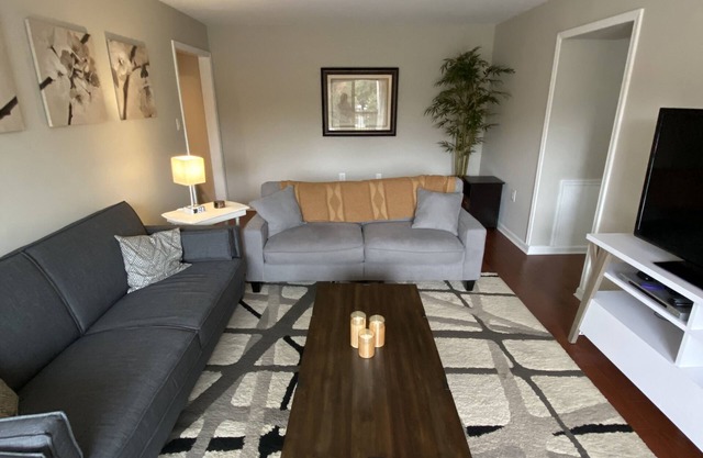 Condominio renovado cerca de IAD y cerca del centro de Herndon.