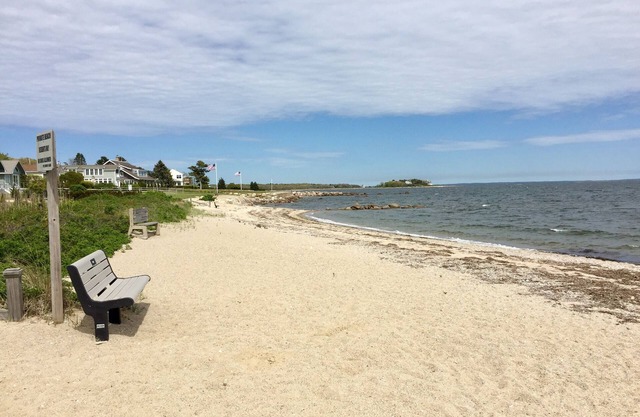¡Bungalow de 3 dormitorios a pocos pasos de la playa privada en Buzzard's Bay!