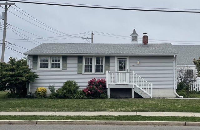 3 bedroom Cottage w/ Tiki Bar, great location in Ship Bottom