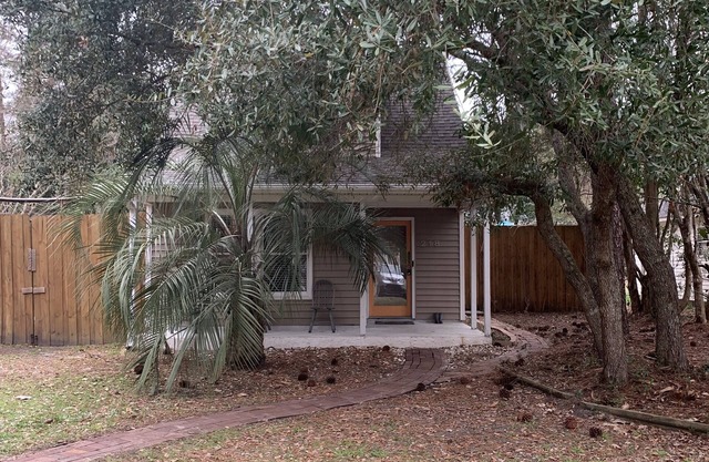 3 Bedroom Cottage w/Hot Tub- 4 miles to Beach, 4 miles to Downtown and 1 to UNCW