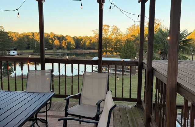 3-bedroom country home remodeled in charming Keithville Ranch with AC, wi-fi.