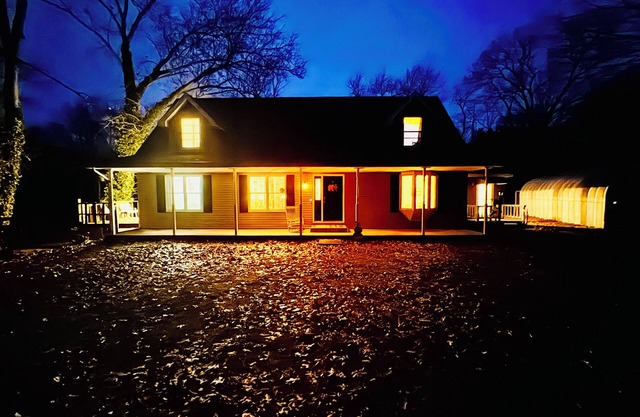 3-bedroom country house in charming Dowagiac with WiFi and laundry.