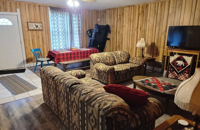 3 Bedroom Country Getaway 7 miles from Marion W/Boat Trailer Parking & Internet!