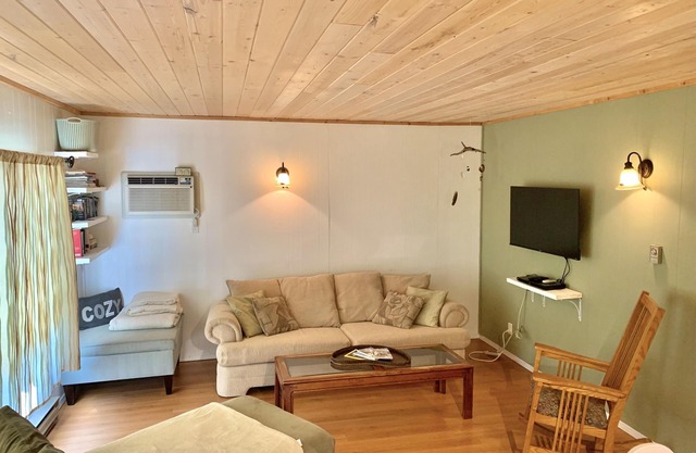 3 Bedroom Cozy/Private All Season Cabin - Near The Lake - Screened in Hot Tub