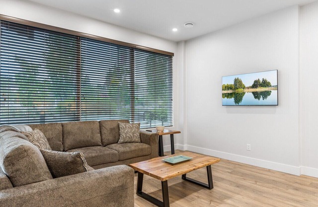 3-bedroom Daily Monthly Rates Available Unit 5