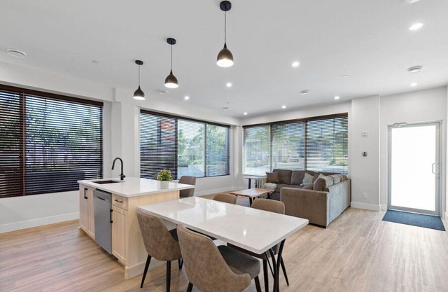3-bedroom Daily Monthly Rates Available Unit 1