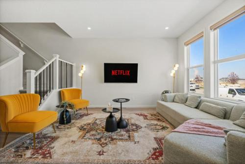 3 Bedroom Detached Home with Free Parking, Netflix, Free Banff Pass, King Size Bed & Portable AC