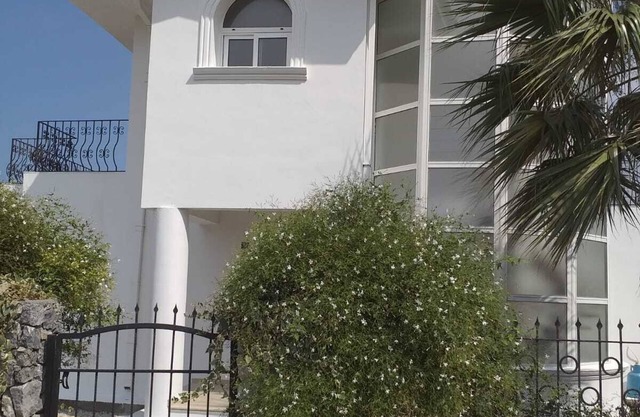 Villa independiente de 3 dormitorios con piscina privada y vistas a la montaña y al mar