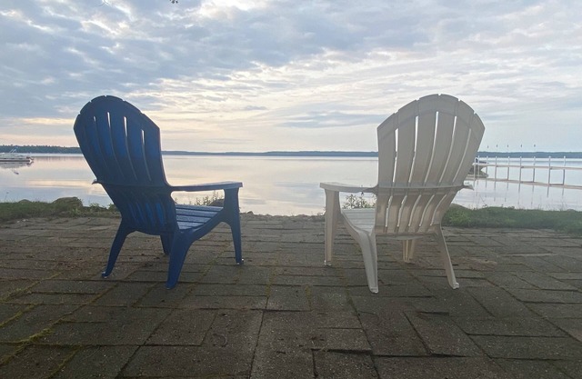3-bedroom Douglas Lake waterfront cabin in amazing Levering with WiFi, window AC