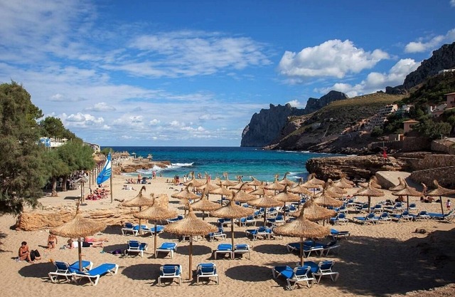 3-Bedroom Family Villa, A/C, Private Pool, Mountain Views - Walking Distance to Port de Pollenca!