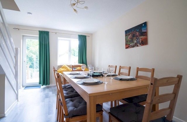 3 Bedroom family home | Parking | Garden| Pass the Keys