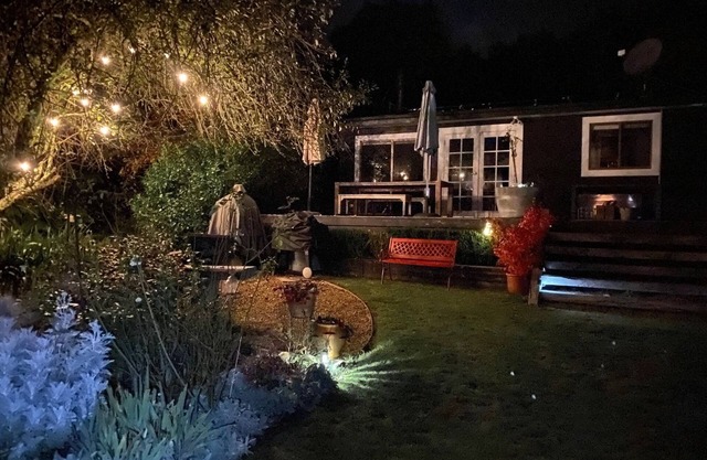 3 bedroom Garden Cottage surrounded by delightful garden - Pets welcome
