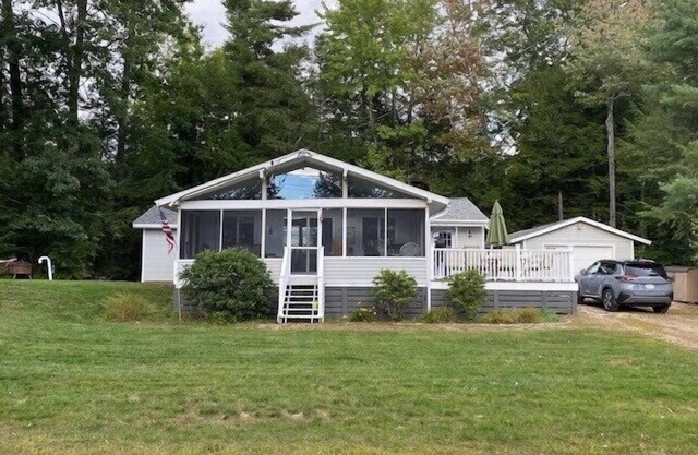 3 Bedroom Home is less than a 2 minute walk to Far Echo Harbor Beach