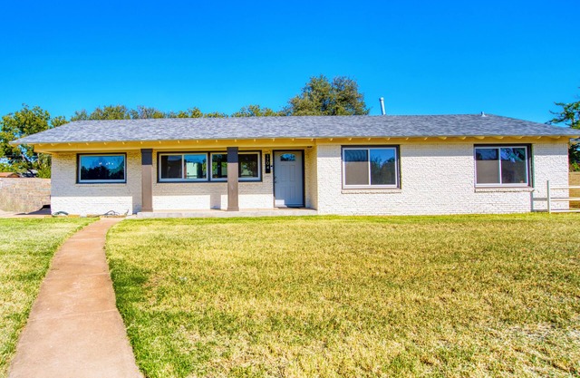 3-bedroom home in Old Midland/Downtown Area w/ spacious backyard and fireplace