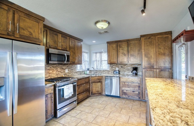 3-bedroom home in Old Midland/Downtown Area w/ spacious backyard and fireplace