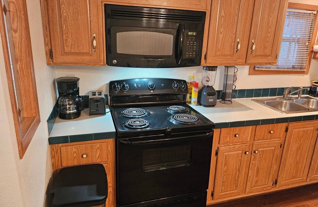 3-bedroom home, near SPI and SpaceX with Wi-Fi, full kitchen, washer/dryer