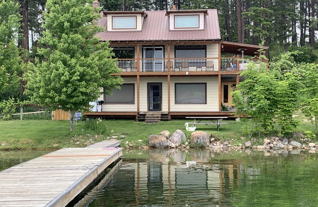 Casa de 3 dormitorios en el lago Waitts con 150 pies de frente al lago