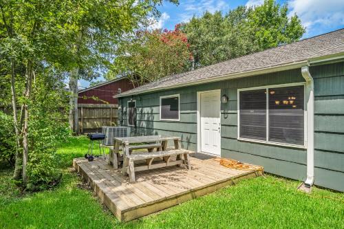 3 Bedroom Home The Neighborhood Spot desks in 2 rooms high speed Internet wifi Kick Back & Relax close to Houston Hobby Airport 5 star superhost