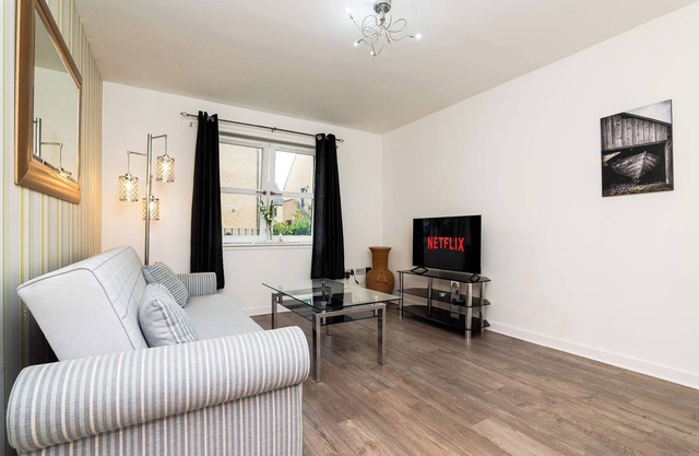 3 Bedroom House - Free Parking