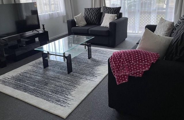 3 Bedroom House, home away from home, 5min walk to beach!