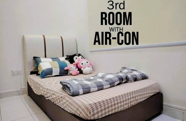 3-bedroom house in enchanting Sungai Petani with AC