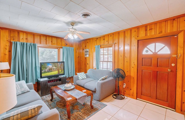 3-bedroom house in awesome Chickasaw with WiFi, AC