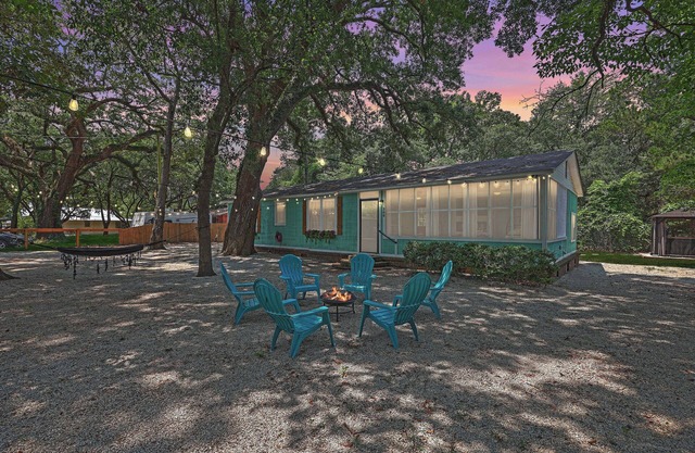 3-bedroom house, in Bonneau Beach with WiFi, HVAC, hottub & lake beach access!