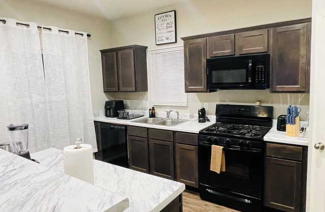 3-bedroom house in charming Coweta with WiFi, AC, fitness room