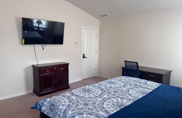 3-bedroom house in delightful Riverdale with AC, WiFi