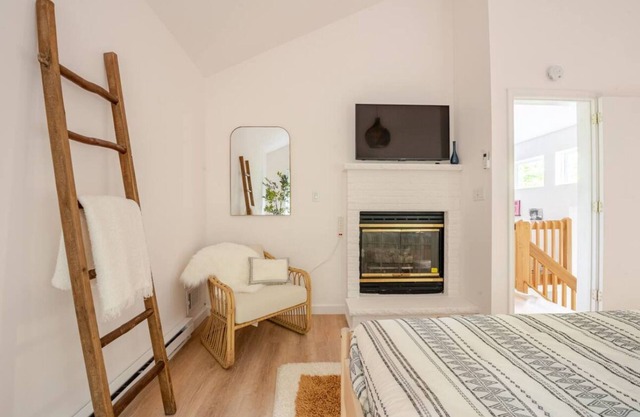 3-bedroom house in fabulous Blakeslee with AC, WiFi, Hot Tub and Privet deck.