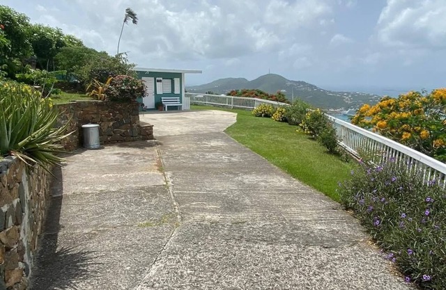 3-bedroom house in lovely St Thomas with WiFi, AC,grill area, beach toys,games