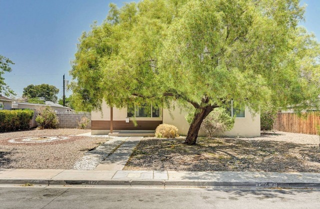 3-bedroom house in marvelous Las Vegas with AC, WiFi. Enjoy your stay