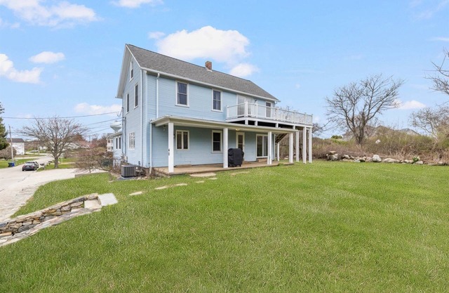 3-bedroom house in charming Sand Hill Cove. Walk to beach!