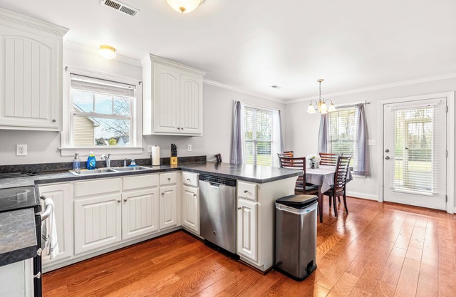 3-bedroom house in welcoming Kenly with Screened in patio, Grill, 1 acre yard.