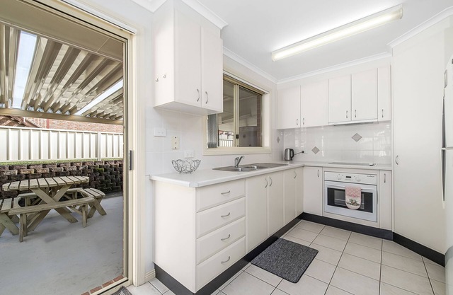 3 BEDROOM HOUSE NEAR LAKE