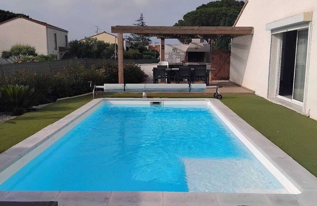 3-bedroom house with pool near the sea
