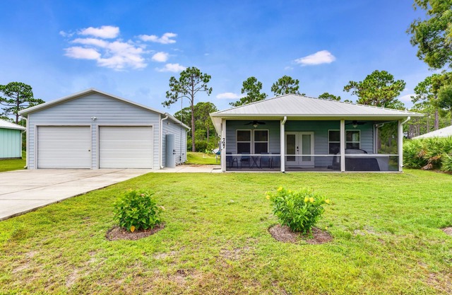3-bedroom house with Hot Tub and Game Room in Eastpoint, 10 minute drive to SGI