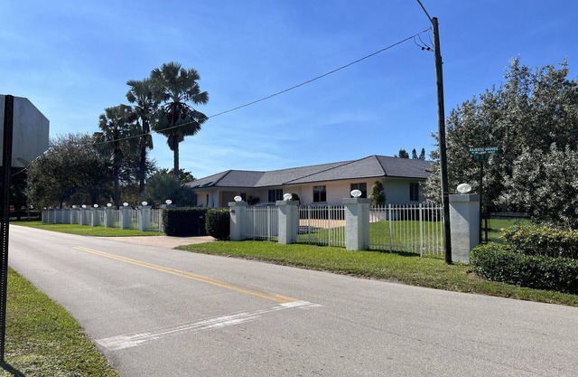 3-bedroom in Davie . WiFi, AC. Pool ,near to Sawgrass Mall, Hard Rock ,F Garden,