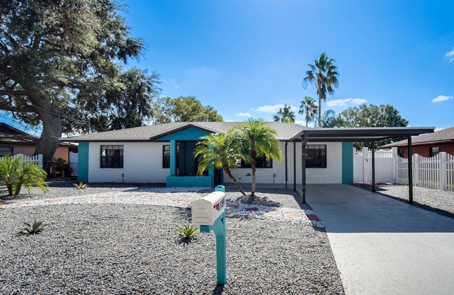 3-Bedroom Lake House Minutes from LegoLand & Peppa Pig Park!