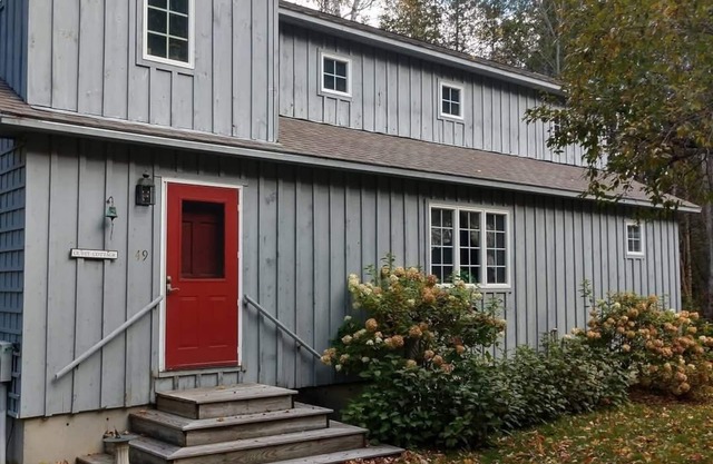 3-bedroom lake house, medical cannabis WiFi, kayaks, dock, walking trail & more