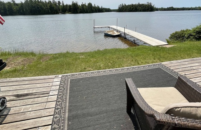 3 dormitorios, frente al lago, natación, pesca, ATV, paseos en bote, a 20 minutos de Marquette