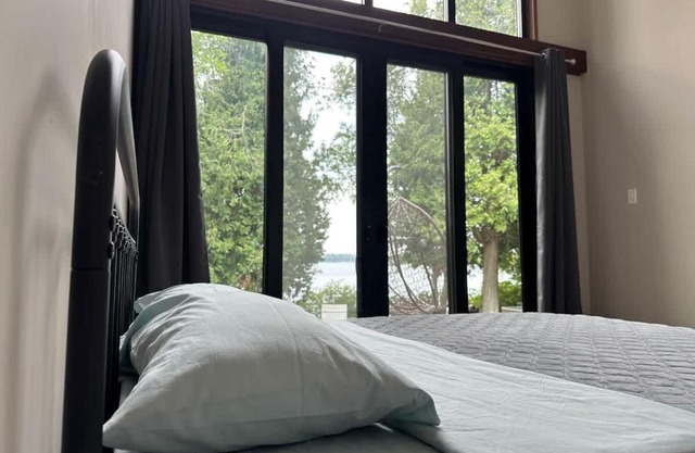 3-bedroom Lakefront Villa #10