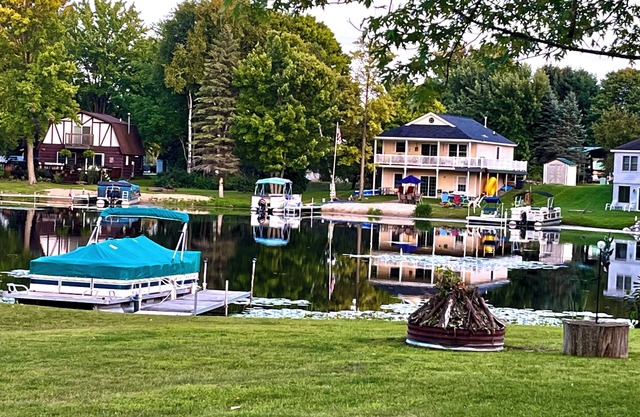 3-bedroom Lakehouse in tranquil Gladwin with AC, WiFi. Enjoy a peaceful getaway