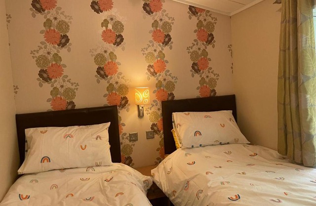 3 Bedroom Lodge - Willows 24, Trecco Bay