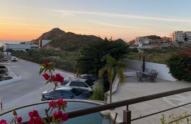 3 Bedroom Lovely Condo with Ocean & Mountain Views - GREAT Location