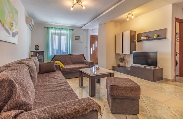 Preciosa casa en Kavran con WiFi