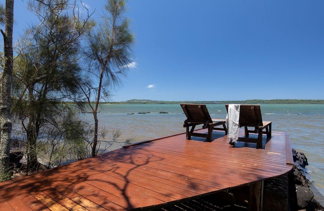 3 Bedroom Luxury Lakehouse (1 bedroom lockoff) Lakefront- Double spa.