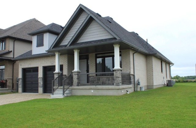 3 Bedroom Luxury Detached House in Elora