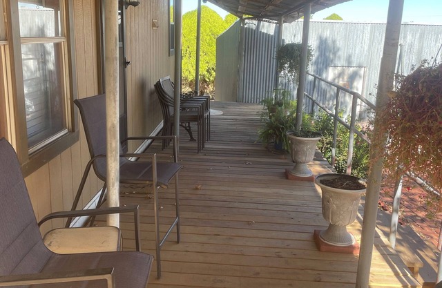 3-bedroom mobile home in beautiful Burbank with AC, WiFi