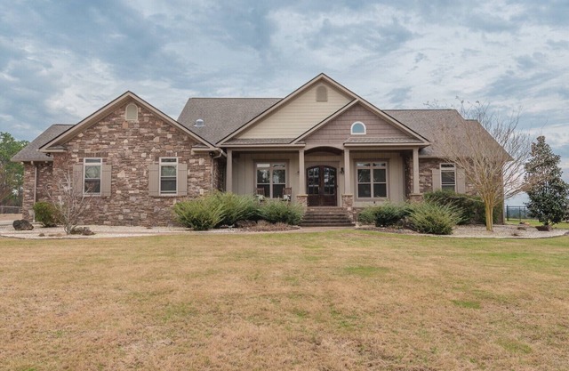 3-bedroom modern farmhouse retreat near the Masters w/ pool and hot-tub